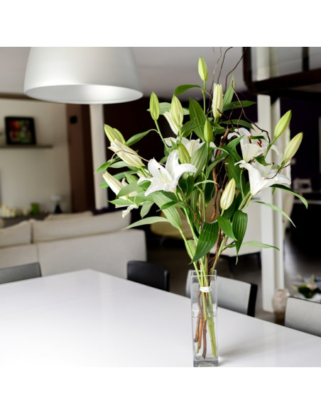 un bouquet de lys orientaux blancs