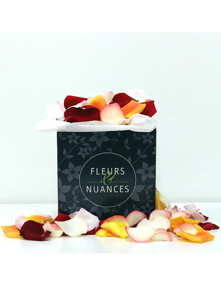 Une boîte de pétales fraîches