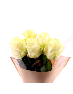 Une botte de roses blanches